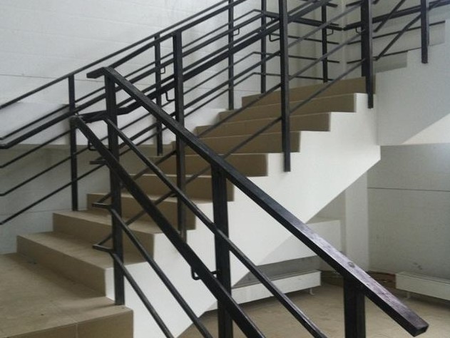 фото перил для лестницы из черного металла