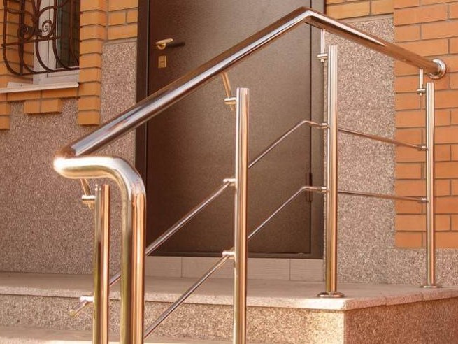 Фото лестницы с перилами из нержавеющей стали